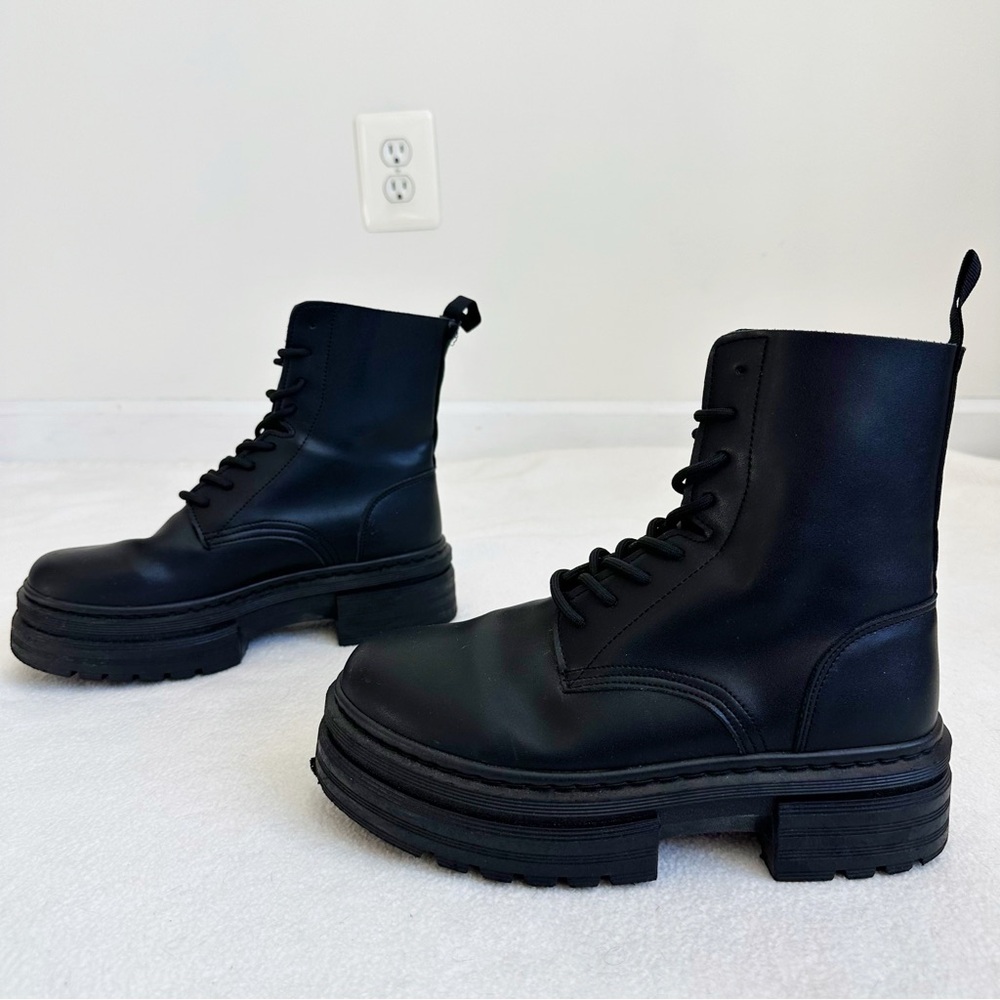 Forever 21 Women’s Black Faux Leather Lug Platform Combat Granny Boots, size 8 - Picture 6 of 16